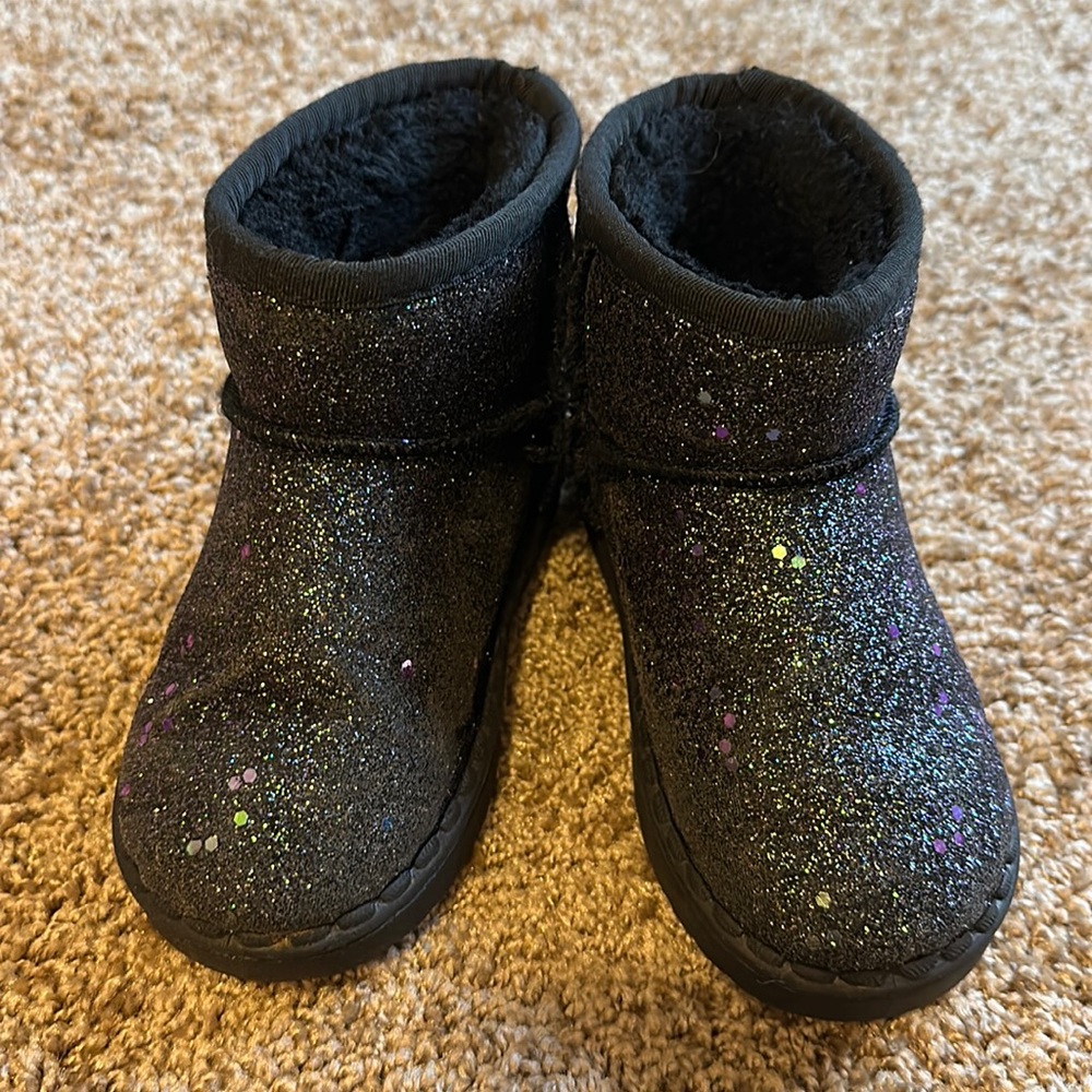 EUC black glittery ugg style girls shearling boots size 30